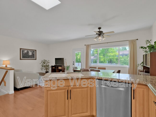 445-445 Yates Rd in Kelowna, BC - Building Photo - Building Photo