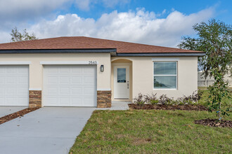 2543 Slim Haywood Ave in Tavares, FL - Foto de edificio - Building Photo