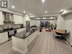 604 Caryndale Dr in Kitchener, ON - Building Photo