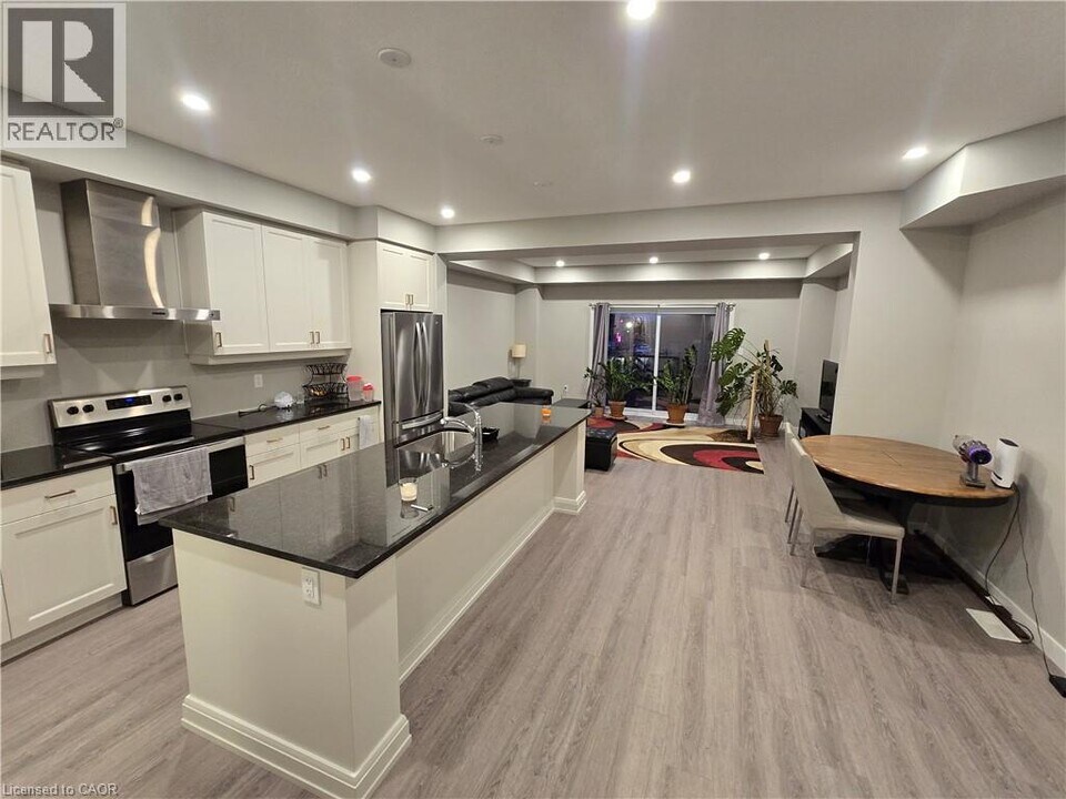 604 Caryndale Dr in Kitchener, ON - Building Photo