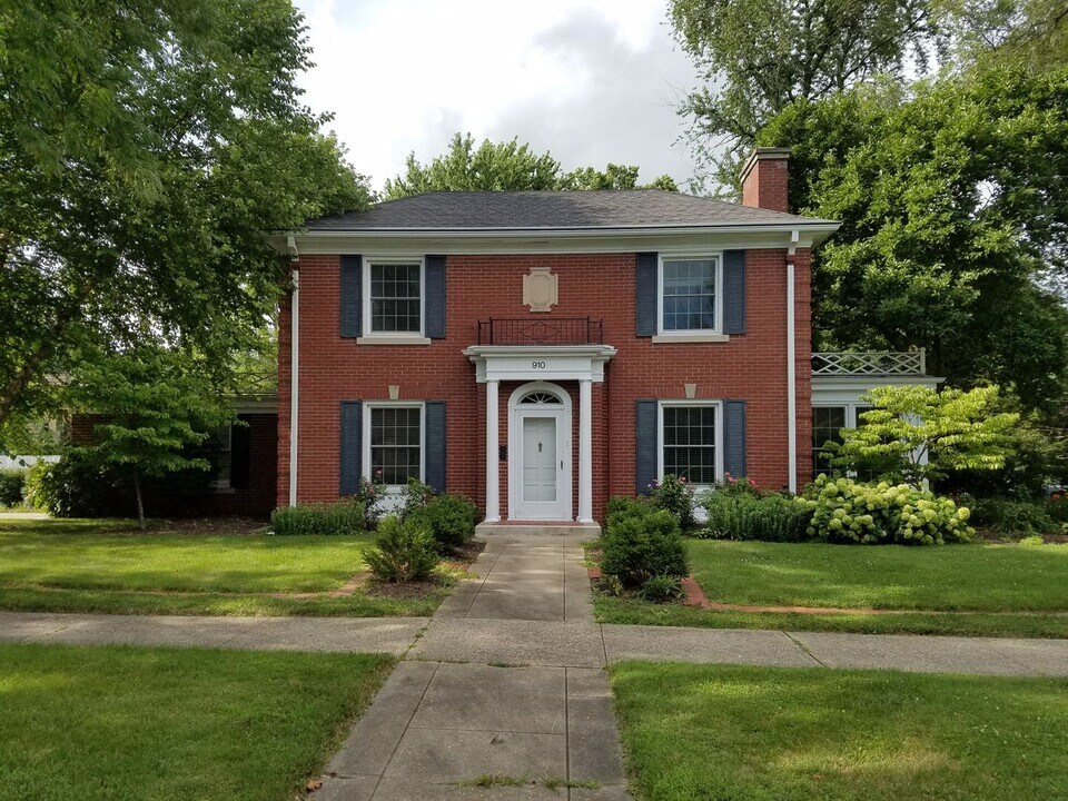 910 W Green St in Champaign, IL - Building Photo