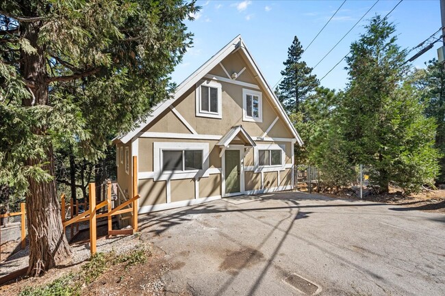 22266 Crest Ln, Unit 2 in Crestline, CA - Building Photo - Building Photo