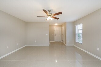 11821 Mango Cross Ct in Seffner, FL - Foto de edificio - Building Photo