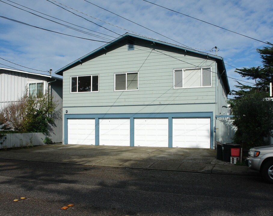 107 Clarendon Rd in Pacifica, CA - Building Photo