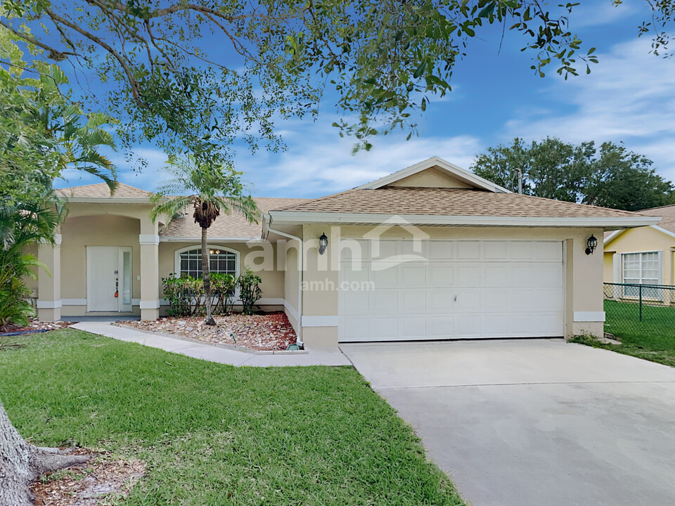 1682 SE Berkshire Blvd in Port St. Lucie, FL - Building Photo