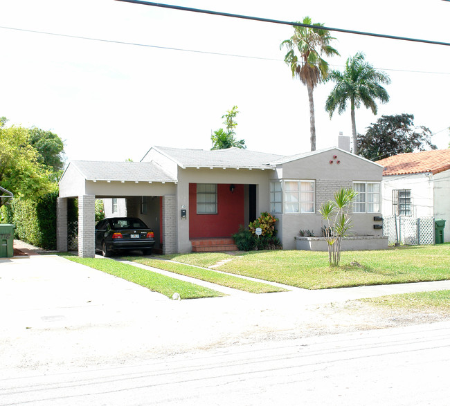 710 NE 87th St in Miami, FL - Foto de edificio - Building Photo