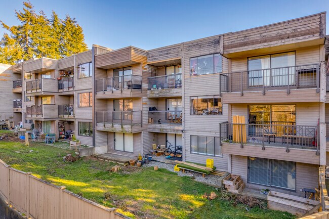 The Louise Court Apartments in Vancouver, BC - Building Photo - Building Photo