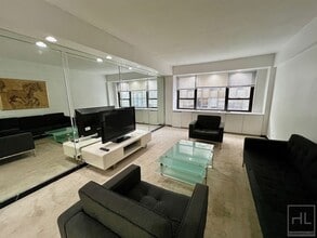 E 47 st in New York, NY - Foto de edificio - Building Photo