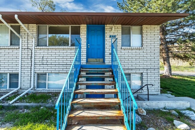 property at 817 W Heather Ln