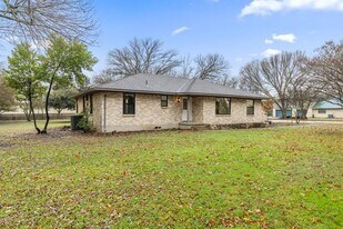 1136 Bear Creek Rd in Cedar Hill, TX - Building Photo