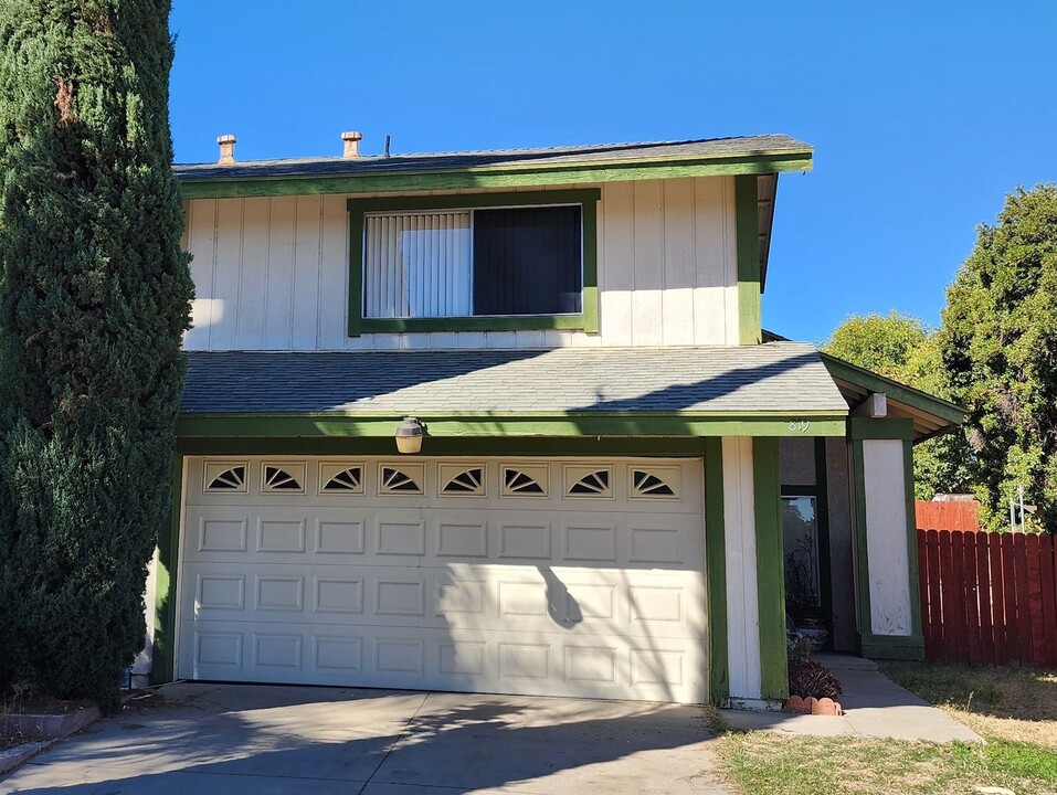 819 Canary Ct in Lake Elsinore, CA - Foto de edificio