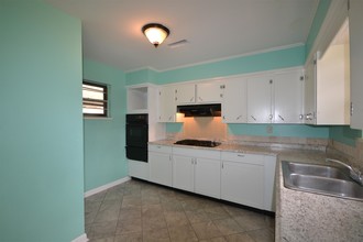 2323 W Ora Dr in Fayetteville, AR - Foto de edificio - Building Photo