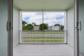 1505 Crescent Cir in West Palm Beach, FL - Building Photo - Building Photo