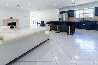 2011 N 43rd Ave in Hollywood, FL - Building Photo - Building Photo