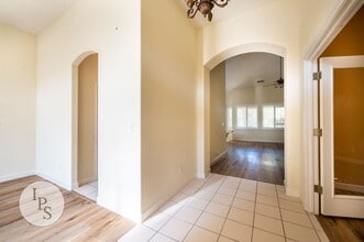 2056 W Fir Ave in Fresno, CA - Foto de edificio - Building Photo