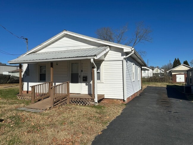 717 Plantation Rd in Kingsport, TN - Building Photo - Building Photo