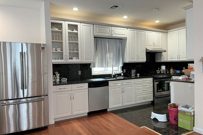 20 E Edsall Blvd in Palisades Park, NJ - Building Photo - Building Photo
