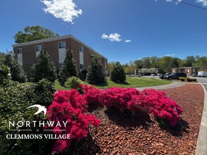 Northway at Clemmons Village in Clemmons, NC - Foto de edificio - Building Photo