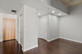 25 E Superior St, Unit 15T in Chicago, IL - Foto de edificio - Building Photo