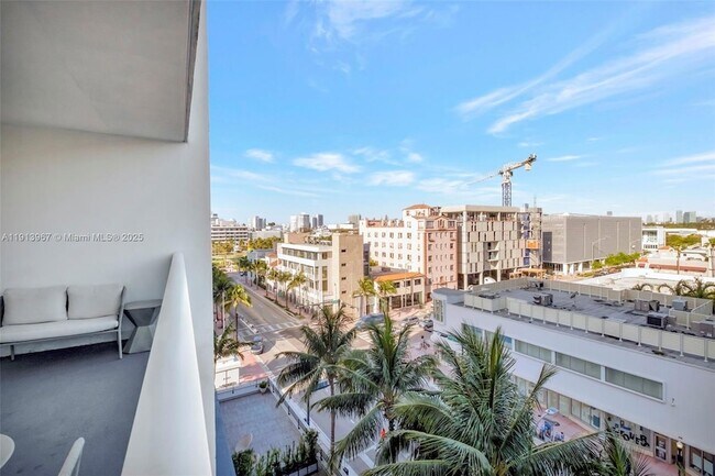 2301 Collins Ave, Unit 634 in Miami Beach, FL - Foto de edificio - Building Photo