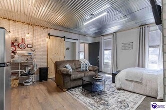 404 N Washington St in Munfordville, KY - Foto de edificio - Building Photo
