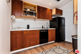 717 Huntley Dr in West Hollywood, CA - Building Photo - Building Photo