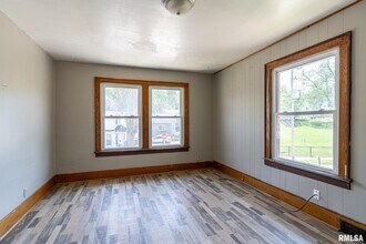 1527 8th Ave in Moline, IL - Building Photo - Building Photo