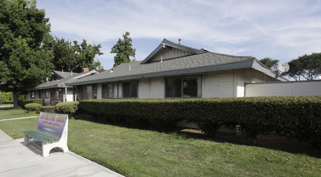 1401 E Chapman Ave in Fullerton, CA - Building Photo - Building Photo