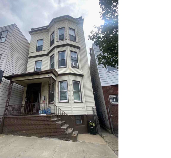 806 Kennedy Blvd, Unit 2 in Union City, NJ - Building Photo - Building Photo