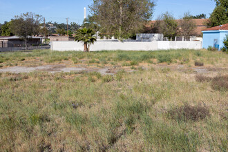 1833 N Garey Ave in Pomona, CA - Foto de edificio - Building Photo