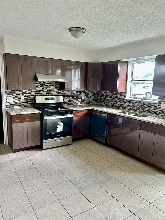 228 Austin St in Angleton, TX - Building Photo - Building Photo