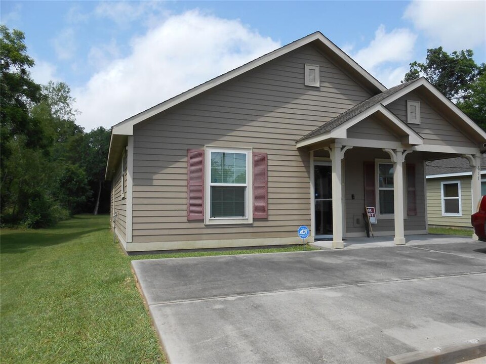 617 N Vionett Ln in Texas City, TX - Building Photo