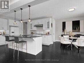 282 Bethpage Dr. in Oakville, ON - Building Photo - Building Photo