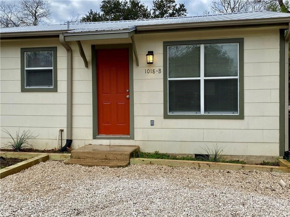 1018 Mead St in San Marcos, TX - Foto de edificio