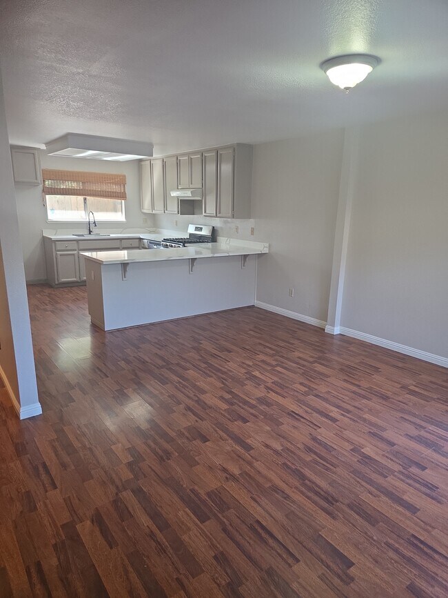 414 S 3rd Ave in Oakdale, CA - Building Photo - Building Photo