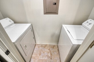 Cypress Bend Apartments in Beaumont, TX - Foto de edificio - Building Photo