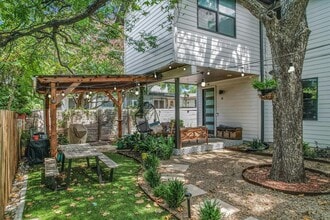 2414 E Martin Luther King Jr Blvd in Austin, TX - Building Photo - Building Photo