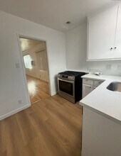 13207-13213 Oxnard St in Van Nuys, CA - Foto de edificio - Building Photo