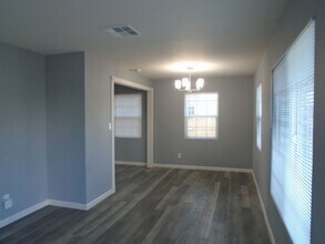 301 Griffiths St in Bakersfield, CA - Building Photo - Building Photo