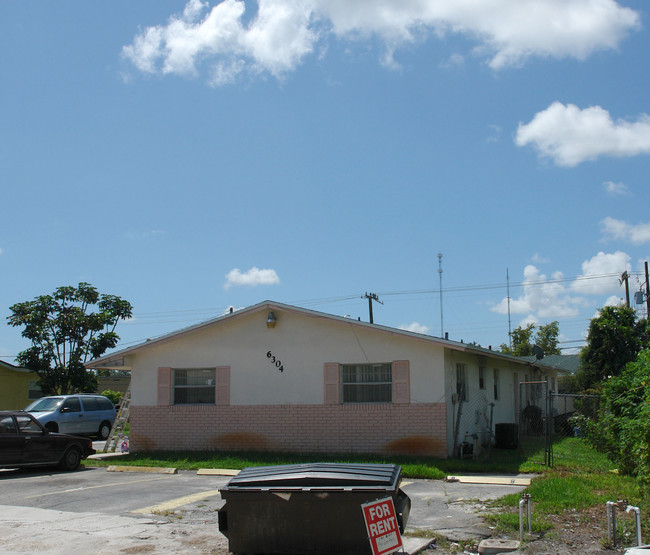 6304 SW 27th St in Miramar, FL - Foto de edificio - Building Photo