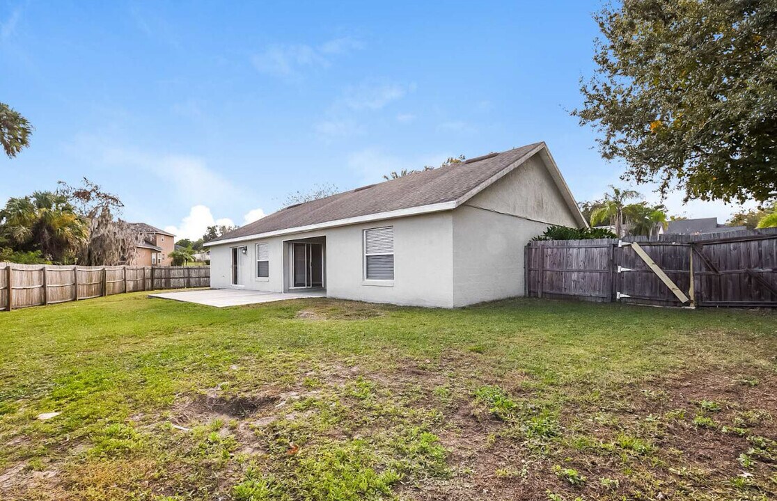 8718 Sandy Plains Dr in Riverview, FL - Foto de edificio