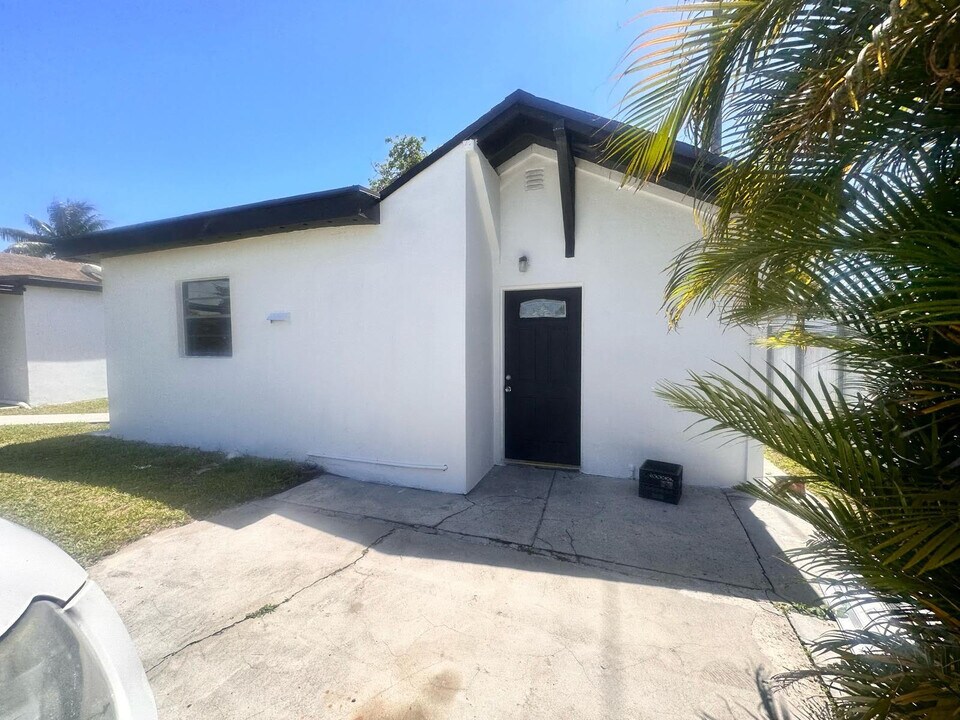 602 E 50th St-Unit -B in Hialeah, FL - Building Photo