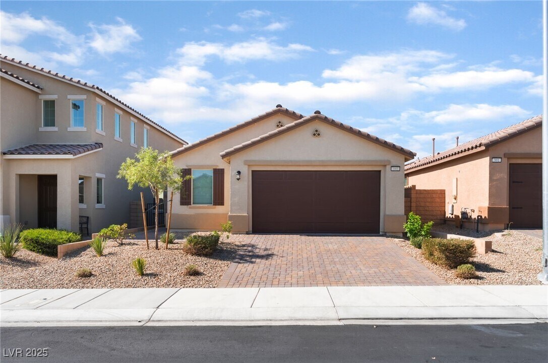 1001 Crystal Grotto Ave in North Las Vegas, NV - Building Photo