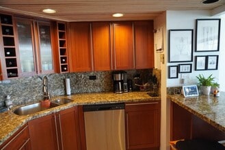 1408 Brickell Bay Dr in Miami, FL - Building Photo - Building Photo