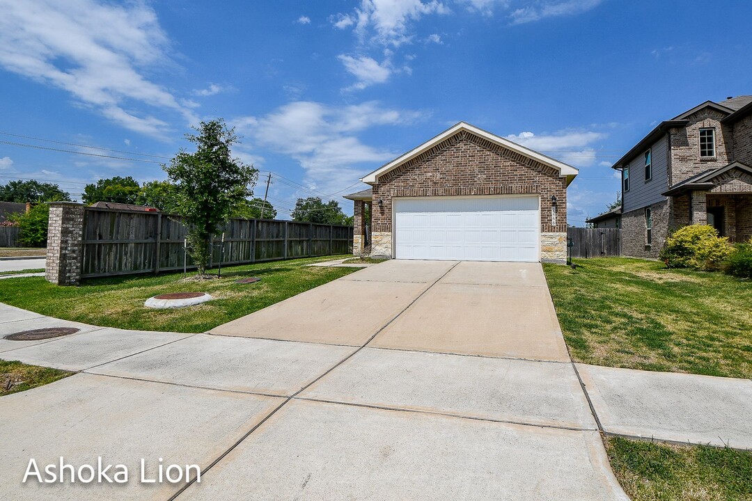 2446 Heritage Ct in Missouri City, TX - Building Photo