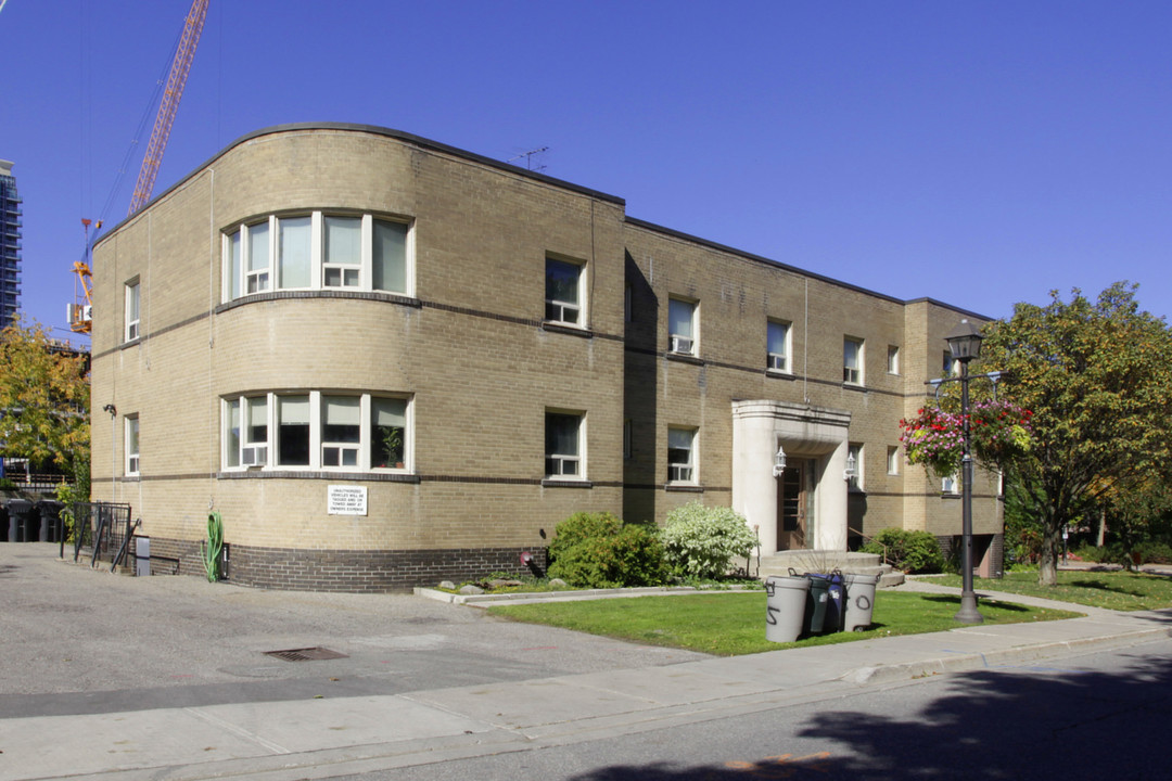 Royal Park Apartments in Brampton, ON - Building Photo