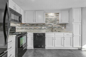 565 NW Valleybrook Rd in Blue Springs, MO - Building Photo - Building Photo