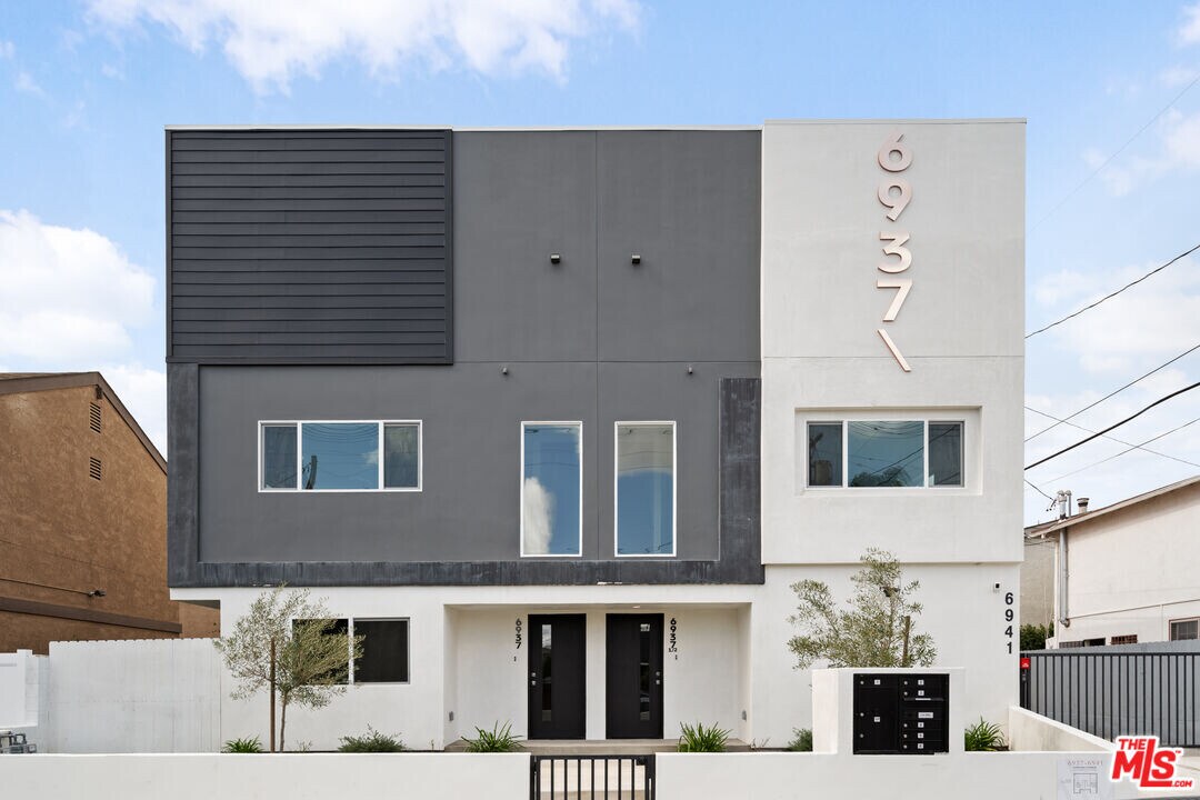 6941 1/2 Simpson Ave in Los Angeles, CA - Foto de edificio