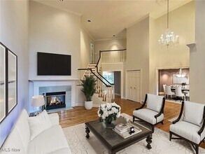 10 Wenden Ct in Bratenahl, OH - Building Photo - Building Photo