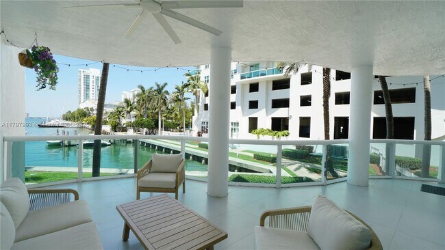 7918 Harbor Island Dr, Unit 112 in North Bay Village, FL - Foto de edificio - Building Photo
